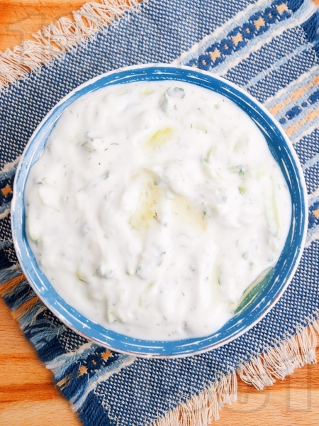 Млечна салата с цедено кисело мляко и майонеза - снимка на рецептата